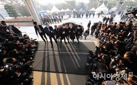 포토라인, 언제부터 논란의 중심 섰나