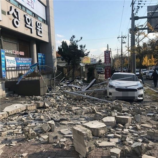 건물·땅 갈라지고 유리창 깨지고…SNS서 공유된...