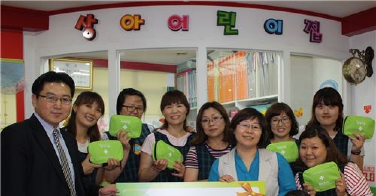 동국제약, 보육시설 1000곳에 휴대용 구급가방 전달 - 아시아경제 동국제약, 보육시설 1000곳에 휴대용 구급가방 전달