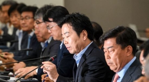 세 개의 화살 맞은 한국 중소기업
