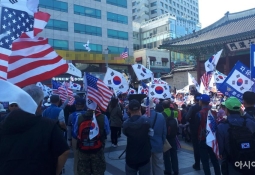 "김정은이가 뭔데…" 태극기 부대 뿔났다