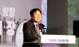 尹 만난 김기문 "52시간제·중대재해법…규제 현실 못 따라가 답답"