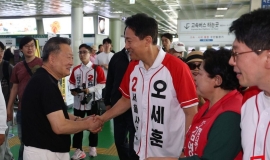 [포토] 시민들과 인사 나누는 오세훈 후보