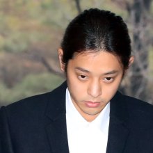 '집단 성폭행' 정준영, 징역 5년 만기 출소…마스크에 모자쓴 채 묵묵부답
