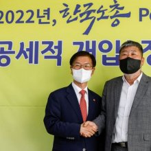 [포토]악수하는 이정식 장관-김동명 위원장