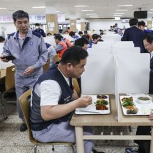 [포토] 지엠공장 구내식당에서 점심 먹는 이재명
