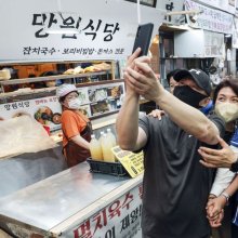 [포토] 시민들과 기념촬영하는 송영길 후보