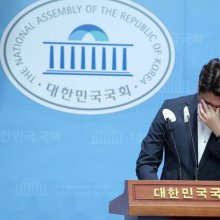 [포토] 기자회견 중 눈물 보이는 이준석