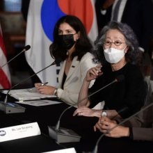 [포토]카멀라 해리스 미국 부통령 만난 윤여정·이소정·김사과 