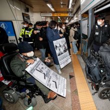 [포토]지하철 탑승 시위 이어가는 전장연