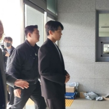 유아인, 경찰 출석…취재진 질문엔 묵묵부답