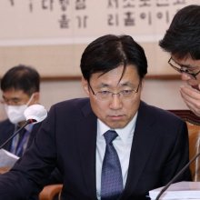 [포토] 관계자와 대화하는 김형두 헌법재판관 후보자