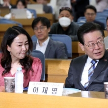 [포토] 소병훈, 이재정 위원과 대화하는 이재명 대표