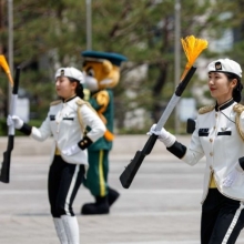 [포토]여군의장대, 전쟁기념관서 동작시범 선보여