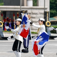 [포토]'여군의장대 동작시범'