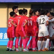 [아시안게임]'1명 퇴장' 여자축구, 8강 남북대결서 1-4 분패