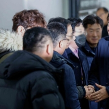 [포토]지인들과 인사하는 김용 전 민주연구원 부원장