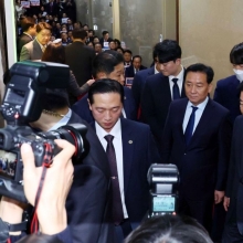 [포토] 농성하는 국민의힘 의원들 지나는 김진표 국회의장