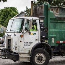 쓰레기통에 빠지고 청소차에 갇히고…죽을 고비넘긴 여성