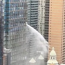 "물줄기가 폭포처럼"…뉴욕 한복판 고층건물서 쏟아진 물