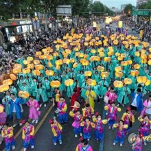 서울도심 5만명 연등행렬…내일은 뉴진스님 '부처핸섬'