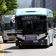 [포토] 갓길 차량 피해 운행하는 자율주행버스