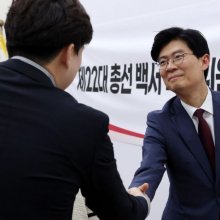 [포토] 총선 백서 특위 참석하는 조정훈 위원장