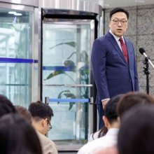 [포토] 취재진 질문에 답하는 김병환 금융위원장 후보자