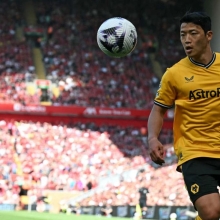 황희찬 인종차별 당하자 격분한 동료…주먹 날리고 퇴장당해 