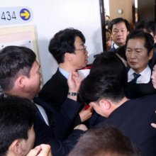 '尹탄핵 청문회' 시작부터 아수라장…"퇴거하라" vs "위원장이 나가라"