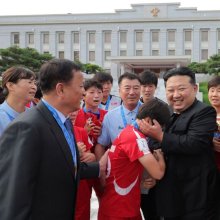 김정은, 북한 U-20 여자축구팀 만나 "고무적 경사"