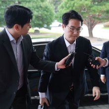 [포토] 말없이 출근하는 심우정 검찰총장