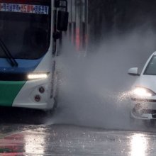 [포토] 물보라 일으키며 달리는 차량