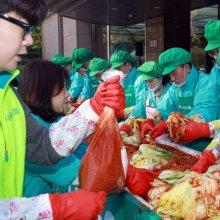 [포토] 김장하는 하나금융그룹 함영주 회장과 임직원