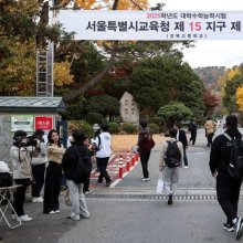 [포토] 시험장 들어서는 수험생들