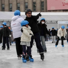 [포토] 서울광장 스케이트장 찾은 외국인 관광객들