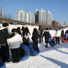 [포토] 눈썰매장 개장, 기다림도 즐거워