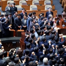 [포토] 한덕수 탄핵 가결...국힘 집단항의 후 퇴장