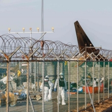 [포토] 무안공항 제주항공 사고 잔해물 수습