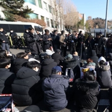 [포토] 관저 입구 막아선 윤석열 대통령 지지자들