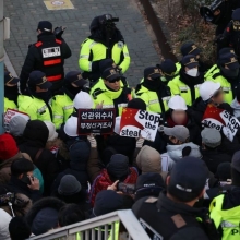 [포토] 관저앞 통제하는 경찰과 실랑이하는 지지자들