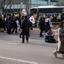 [포토] 윤 대통령 출석하자 도로 난입한 지지자들 