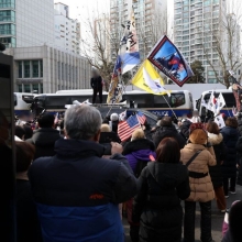 [포토] 서부지법 앞에서 집회 여는 윤 대통령 지지자들