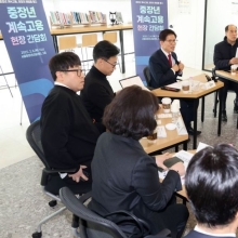 [포토] 중장년 계속고용 간담회 발언하는 김문수 장관