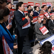 [포토] 윤석열 조기 파면 촉구 삭발식서 격려 발언하는 박찬대