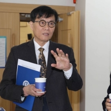 [포토] 대화하는 윤동섭 총장과 이창용 총재