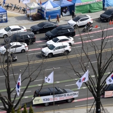 [포토] 천막농성장 옆 지나는 한덕수 총리 차량