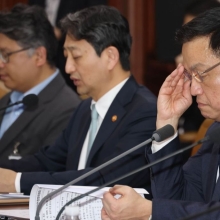 [포토] 자료 살펴보는 최상목 경제부총리