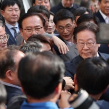 [포토] 무죄 선고 받고 의원들과 인사 나누는 이재명