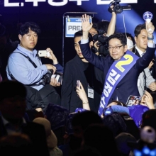 [포토] 지지자들에게 인사하는 김경수 후보